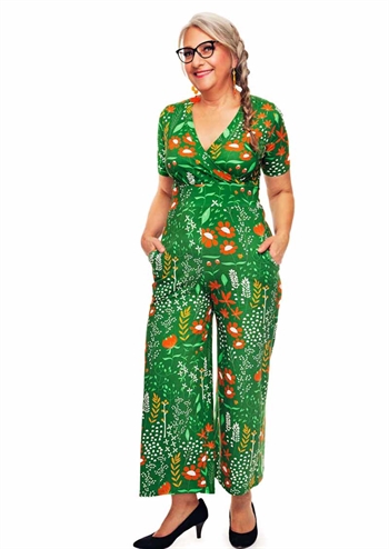 Skøn grøn retro inspireret jumpsuit med blomstret print, korte ærmer og skråforlommer fra Cissi och Selma
